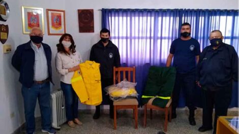 Bomberos de Goya donaron trajes a los Bomberos de Colonia Carolina