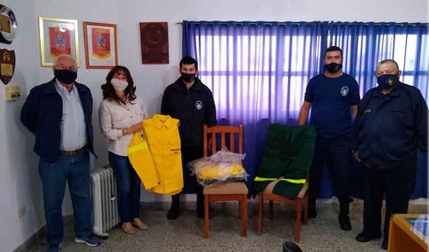 Bomberos de Goya donaron trajes a los Bomberos de Colonia Carolina