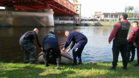 Bomberos salvaron a un joven que cayó al Riachuelo