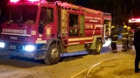 Quemaron una casilla y recibieron a los tiros a los bomberos