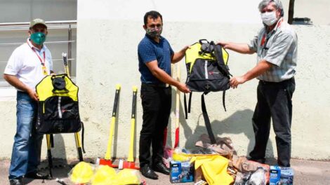 Equipamiento contra incendio forestales a Guardaparques