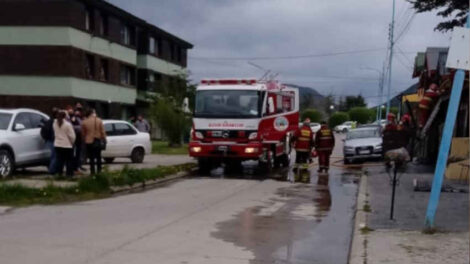 Dos bomberos resultaron afectados en un incendio