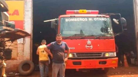 Mecánico arregló su móvil gratis a los bomberos