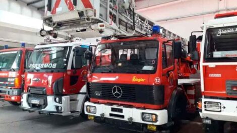 Bomberos trabajan en el acondicionamiento de la escalera mecánica