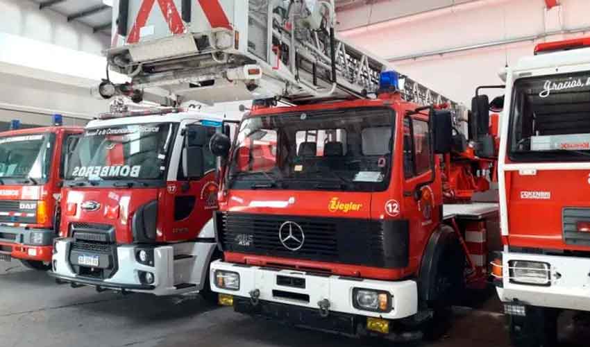 Bomberos trabajan en el acondicionamiento de la escalera mecánica