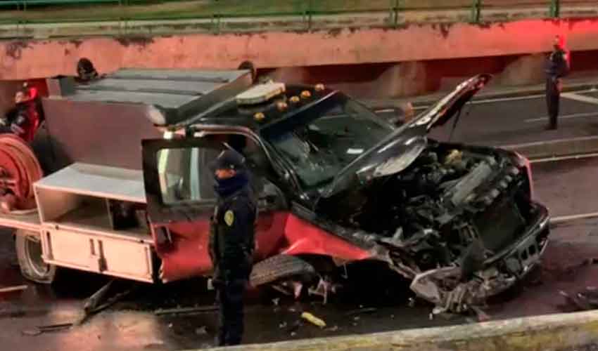 Tres bomberos resultaron lesionados al caer su camioneta en una coladera