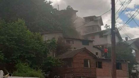 Tres bomberos y dos vecinos al hospital durante un incendio