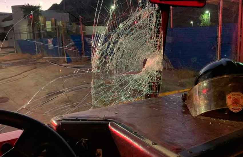 Apedrean unidad de Bomberos cuando iba en servicio