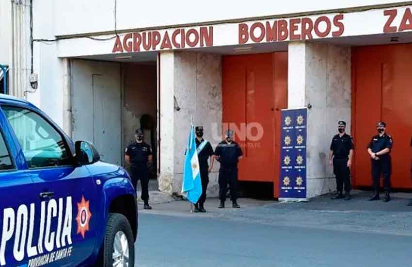 Se entregaron 4 camionetas a Bomberos de la Policia