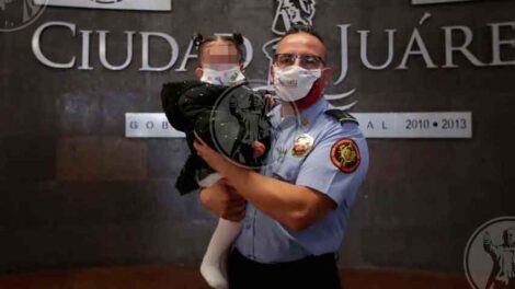 Bombero juarense salva a niña de morir asfixiada