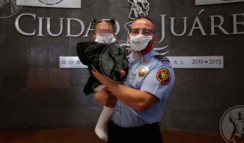 Bombero juarense salva a niña de morir asfixiada