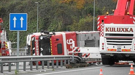 Vuelca un camión de bomberos en Martutene