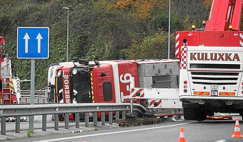 Vuelca un camión de bomberos en Martutene