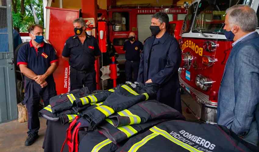 Entrega de nuevos uniformes a Bomberos de Vicente López