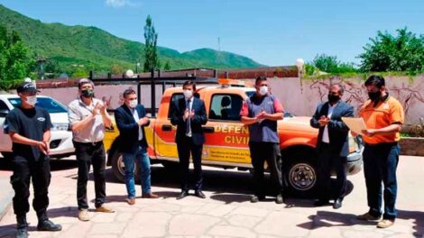 Defensa Civil donó camioneta a bomberos voluntarios 
