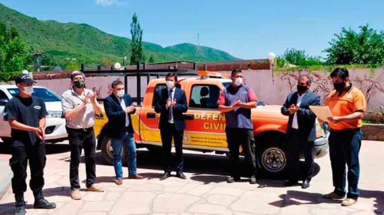 Defensa Civil donó camioneta a bomberos voluntarios 