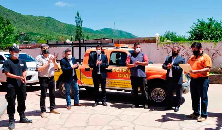 Defensa Civil donó camioneta a bomberos voluntarios 