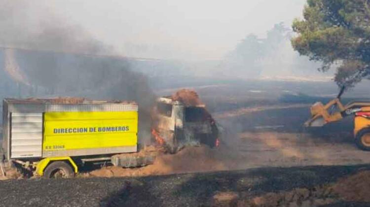 Quequén: El fuego destruyó un camión de Bomberos