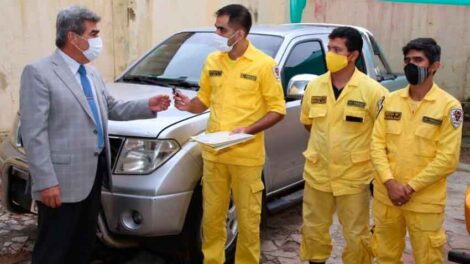 Entregan camioneta a Bomberos Voluntarios de Piribebuy
