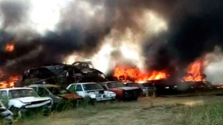 Vehículos incendiados en predio municipal de Los Polvorines