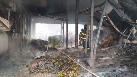 17 galpones del Mercado Mayorista de Quito afectados por un incendio