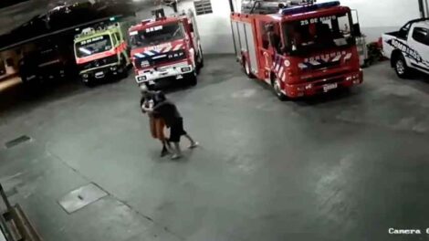 Bombero salvó a un bebé que se estaba ahogando