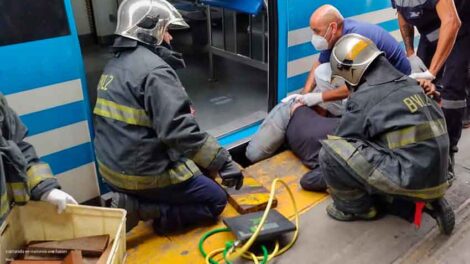 Un hombre fue rescatado luego de quedar atrapado entre un tren y el andén