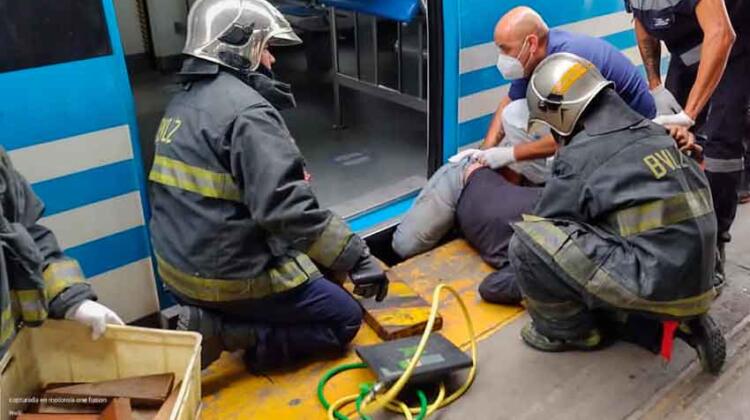Un hombre fue rescatado luego de quedar atrapado entre un tren y el andén
