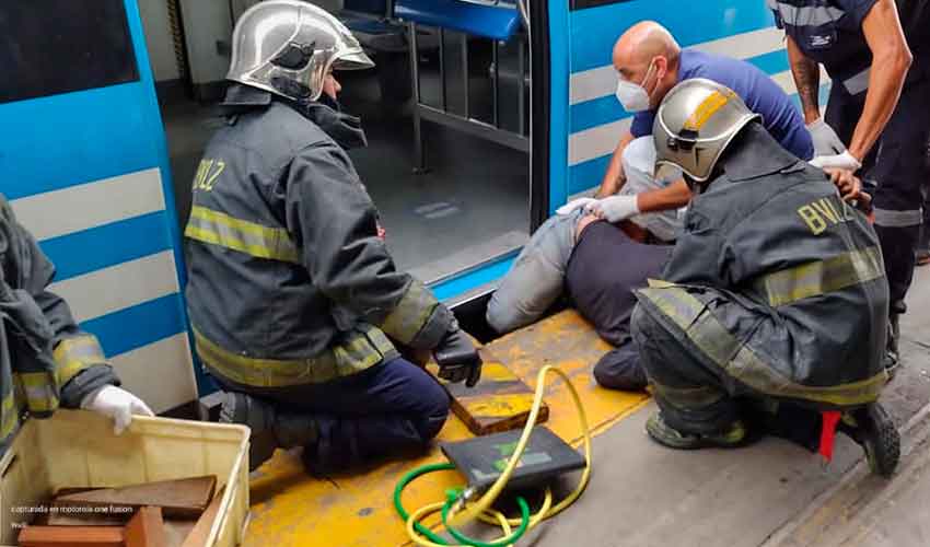 Un hombre fue rescatado luego de quedar atrapado entre un tren y el andén
