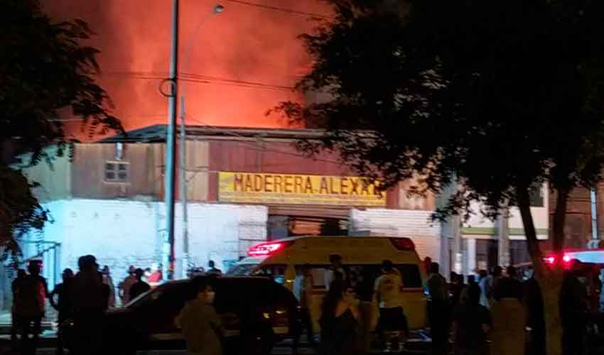 Incendio movilizó a más de 20 unidades de Bomberos