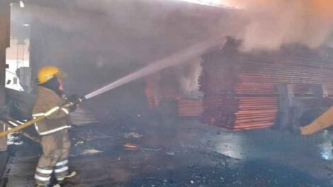 Bomberos combatieron un gran incendio en el Parque Industrial