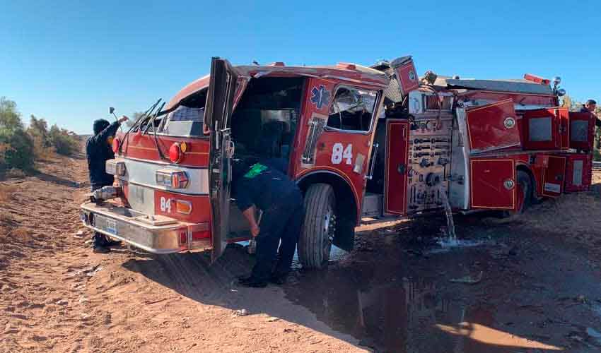 Vuelca camión de Bomberos en Valle de Mexicali