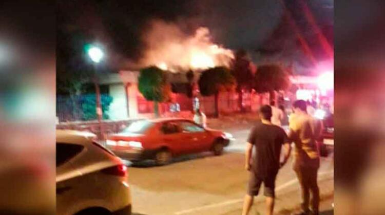 Incendio en escuela de Chiguayante dejó 2 bomberos lesionados