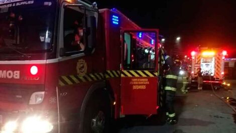 Fuegos artificiales dejaron fuera de servicio a un carro de Bomberos