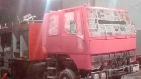 Bomberos trabajan en una nueva autobomba para la comunidad