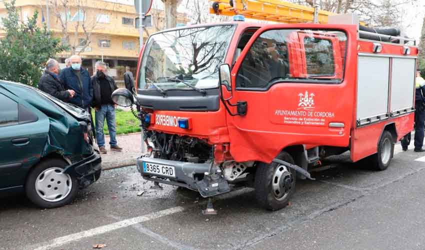 Choque de un camión de bomberos con un turismo