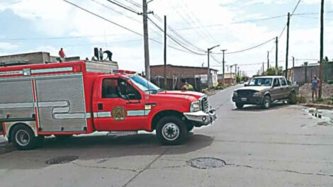 Un móvil de Bomberos de Trelew chocó con una camioneta