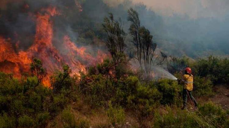 El incendio El Bolsón está descontrolado y amenaza barrios