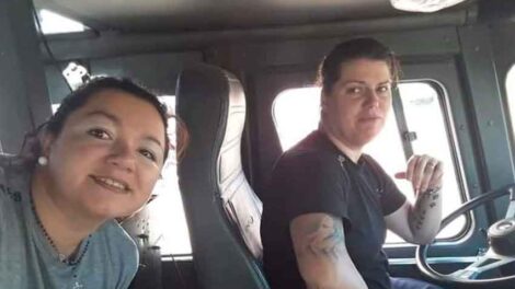 Se conocieron en el cuartel de bomberos y ahora son mamás de mellizos
