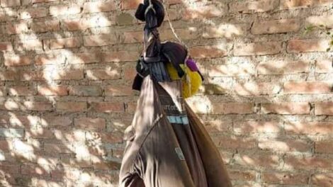 Llamó a Bomberos por un suicidio y era un muñeco colgado