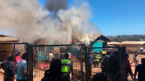 Golpean a bombero durante un incendio de vivienda