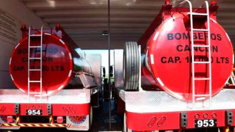Entregan dos carros tanques a Bomberos de Cancún