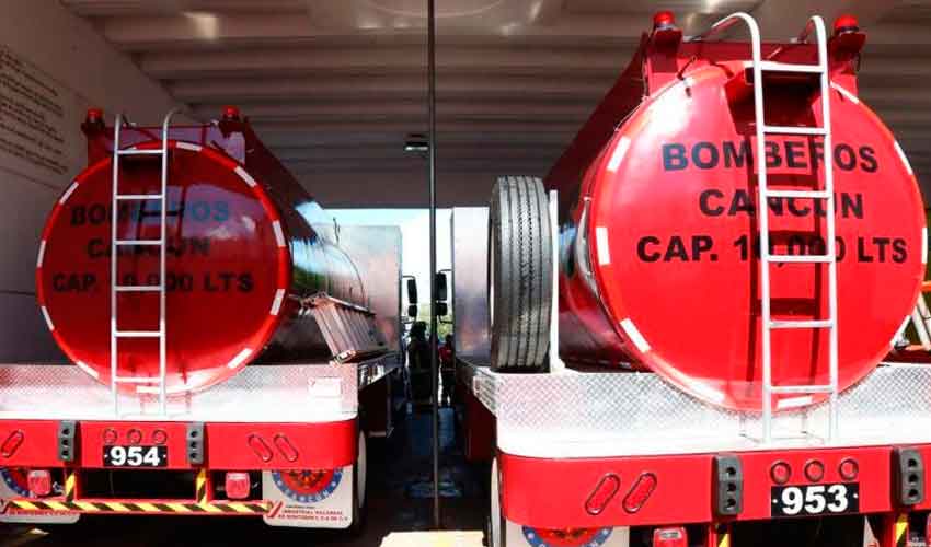 Entregan dos carros tanques a Bomberos de Cancún