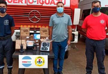 Donan 20 equipos de radios a los Bomberos Voluntarios de Iguazú
