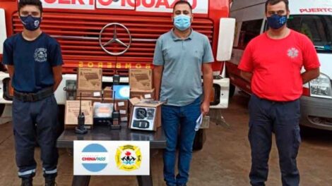 Donan 20 equipos de radios a los Bomberos Voluntarios de Iguazú