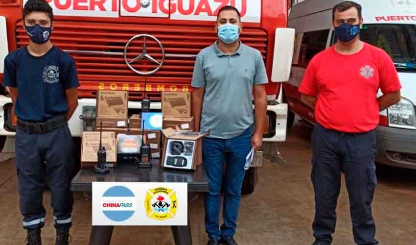 Donan 20 equipos de radios a los Bomberos Voluntarios de Iguazú