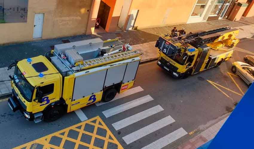 Roban un coche de Bomberos mientras atendían el incendio