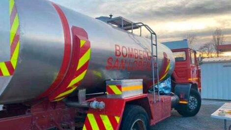 Bomberos reciben un camión donado pero deben pagar el transporte
