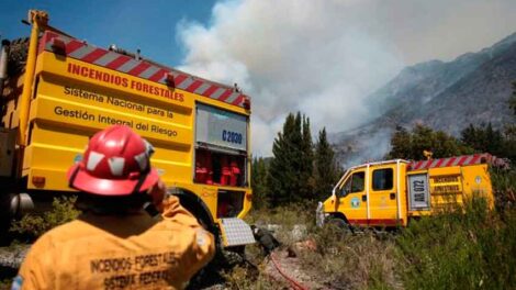 Movilizan refuerzos para evitar que las llamas lleguen a una zona de viviendas