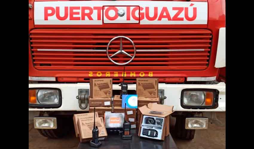 Donan 20 equipos de radios a los Bomberos Voluntarios de Iguazú